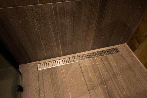 Напару с товарищем за неделю сделали ремонт в ванной. 03