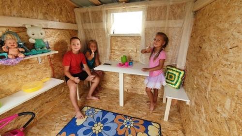 Решили сделать детям небольшой игровой домик на территории. 02