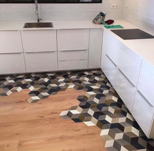 Вот вам несколько примеров, как может выглядеть ваше жилье, если применить сочетание сотовой плитки и ламината. 01