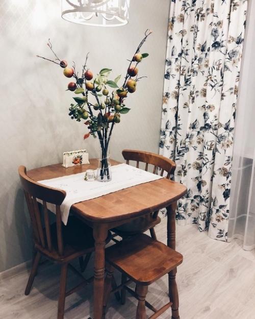 Простая и небольшая кухня, но очень светлая и уютная, с добавлением мелких деталей декора. 03