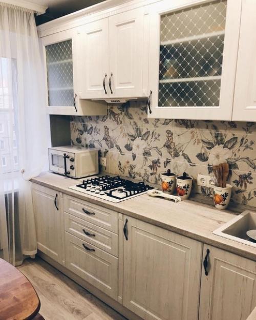 Простая и небольшая кухня, но очень светлая и уютная, с добавлением мелких деталей декора. 02