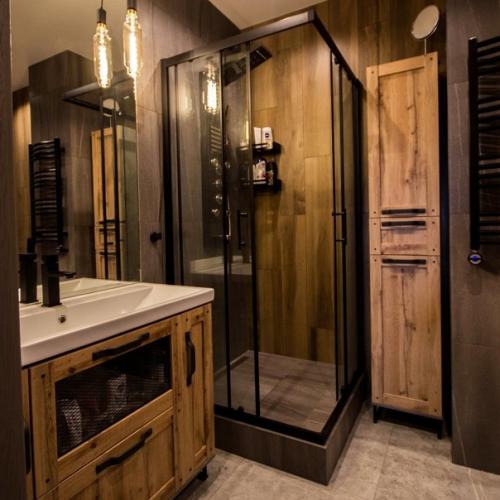 Напару с товарищем за неделю сделали ремонт в ванной.