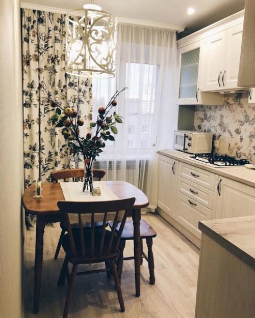 Простая и небольшая кухня, но очень светлая и уютная, с добавлением мелких деталей декора.