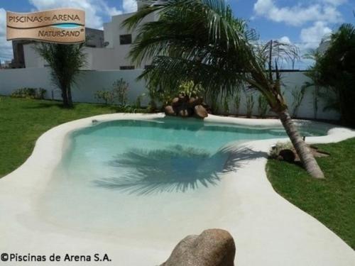 Зачем нам собственно все эти Мальдивы, когда их можно устроить у себя на участке. 05