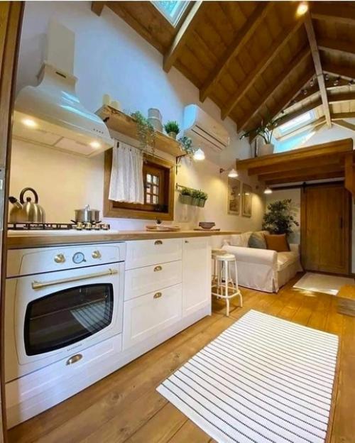 Небольшой.  Но какая красивый и уютный домик за городом. 08