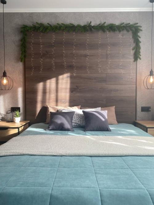 Вот такая милая и нежная спальная комната, уже подготовленная к новому году. 01