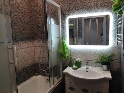 Такой вот ремонт мы в ванной и санузле закатили.