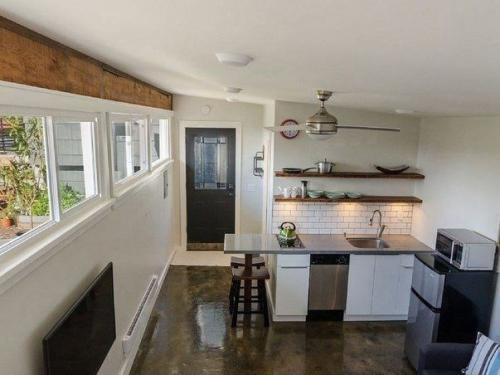 Обычная бытовка, которая переделана в прекрасный мини домик. 05