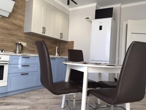 Вместо проводов в стене будет кондиционер, а телевизор мы повесим на кронштейн, поэтому розеток видно не будет. 01