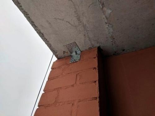 А я всю жизнь думала, как потолок к стенам крепят, а тут вот оно что. 01