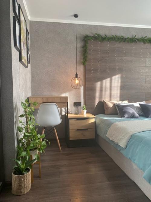 Вот такая милая и нежная спальная комната, уже подготовленная к новому году.