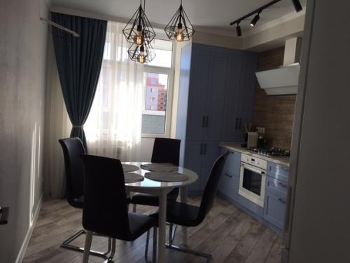 Вместо проводов в стене будет кондиционер, а телевизор мы повесим на кронштейн, поэтому розеток видно не будет. 02