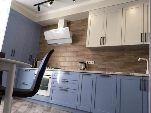 Вместо проводов в стене будет кондиционер, а телевизор мы повесим на кронштейн, поэтому розеток видно не будет.