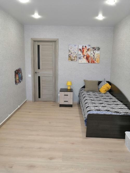 Сделали ремонт в комнате сына подростка, ещё мы хотим добавить телевизор, пока не придумали куда. 03