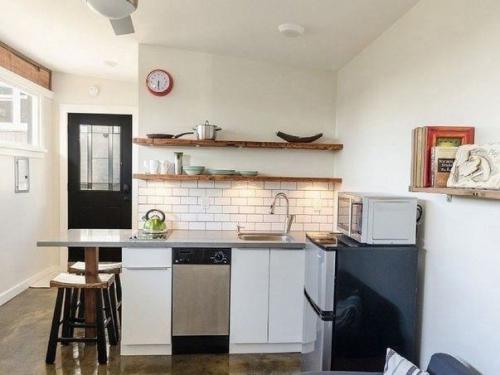 Обычная бытовка, которая переделана в прекрасный мини домик. 02