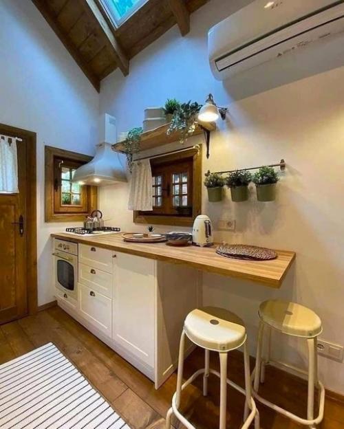 Небольшой.  Но какая красивый и уютный домик за городом. 07