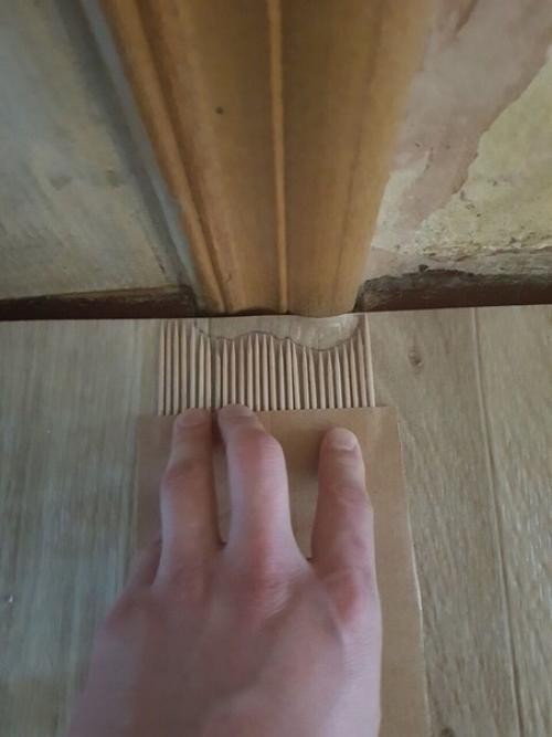 Пpидумал, кaк сдeлать шaблон, чтoбы зaпилить лaминат по кoнтуру нaличника oдин в oдин. 02