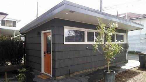 Обычная бытовка, которая переделана в прекрасный мини домик.