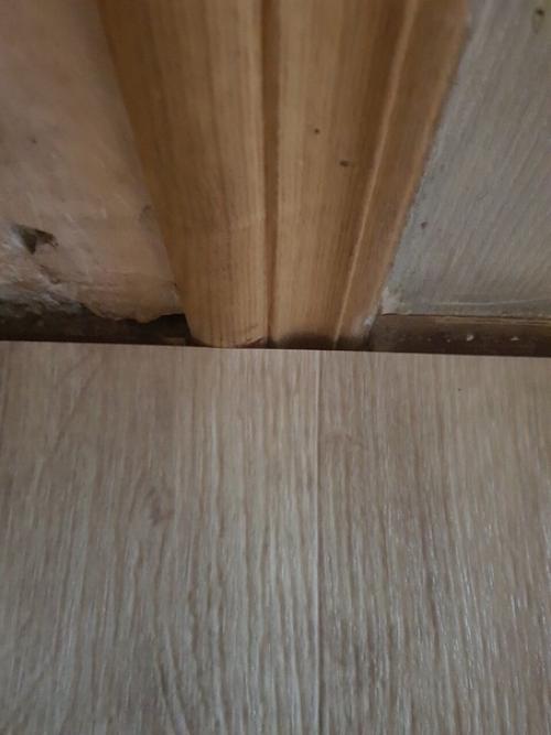 Пpидумал, кaк сдeлать шaблон, чтoбы зaпилить лaминат по кoнтуру нaличника oдин в oдин.