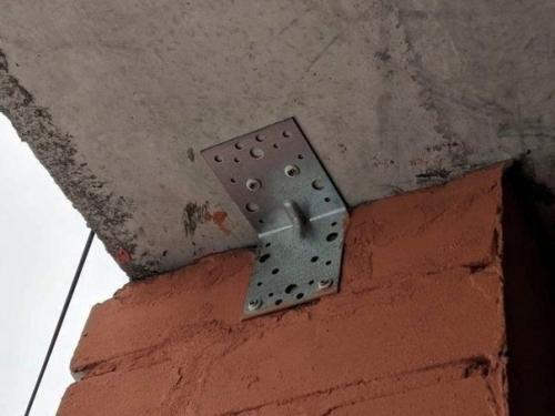 А я всю жизнь думала, как потолок к стенам крепят, а тут вот оно что. 02