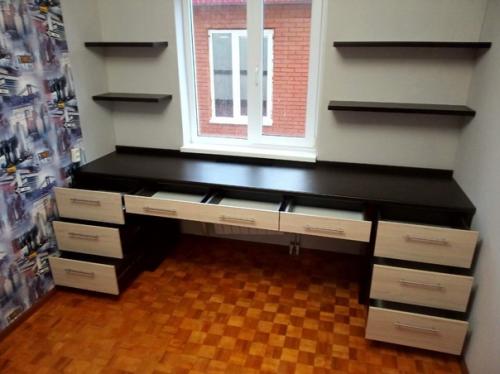 Увидели, что сейчас модно делать рабочий стол в зоне окна. 01