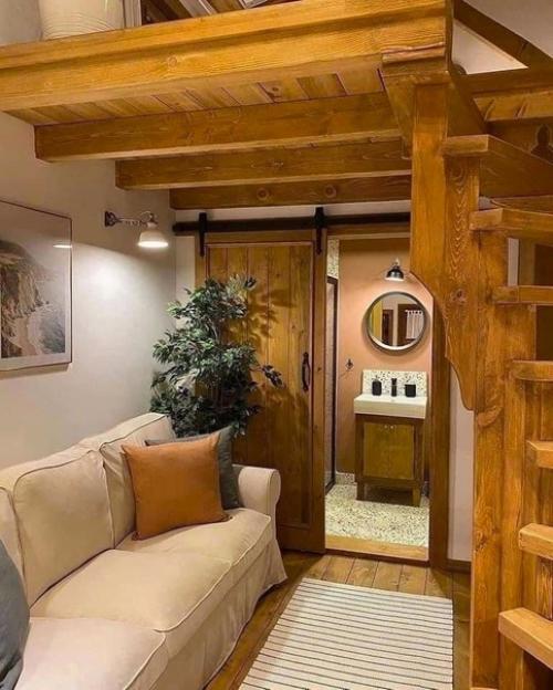 Небольшой.  Но какая красивый и уютный домик за городом. 03