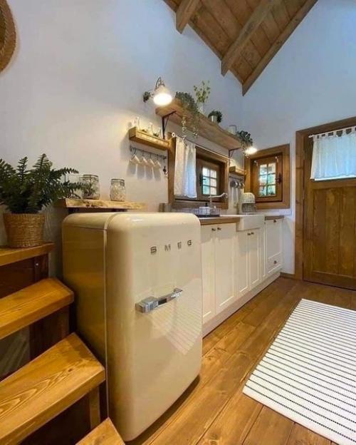 Небольшой.  Но какая красивый и уютный домик за городом. 06