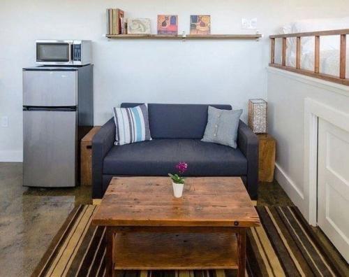 Обычная бытовка, которая переделана в прекрасный мини домик. 04