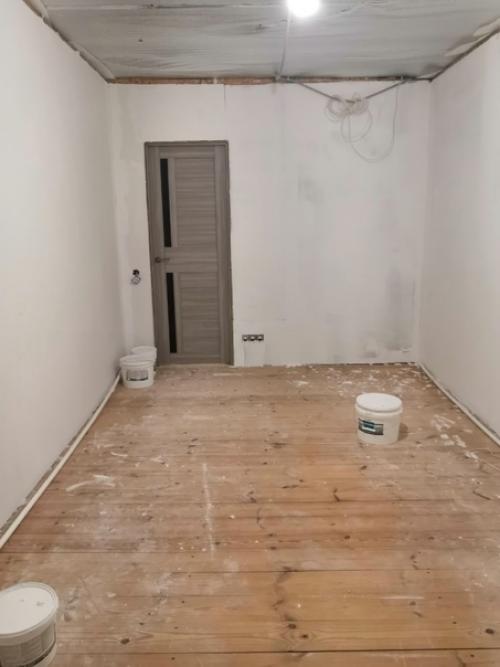 Сделали ремонт в комнате сына подростка, ещё мы хотим добавить телевизор, пока не придумали куда.