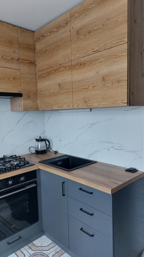 Даже из маленькой кухни можно сделать красивую и современную. 05