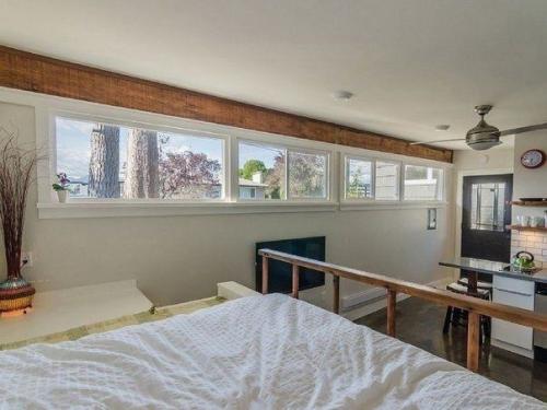 Обычная бытовка, которая переделана в прекрасный мини домик. 03