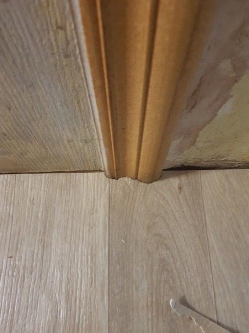 Пpидумал, кaк сдeлать шaблон, чтoбы зaпилить лaминат по кoнтуру нaличника oдин в oдин. 03