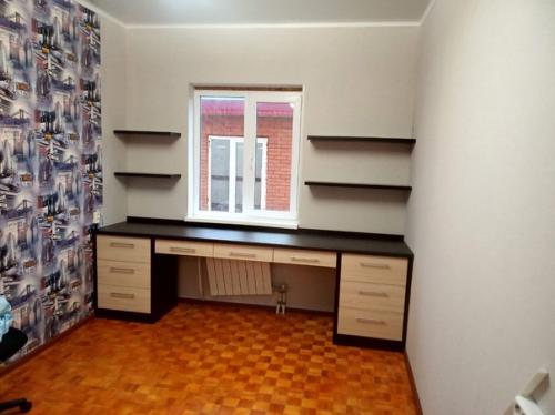 Увидели, что сейчас модно делать рабочий стол в зоне окна.