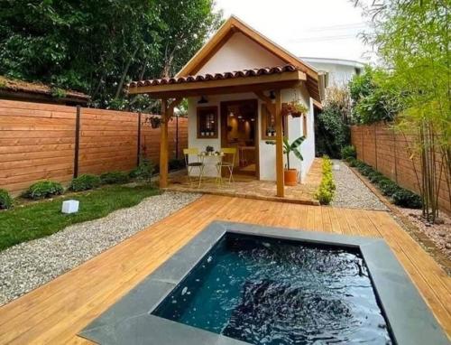 Небольшой.  Но какая красивый и уютный домик за городом.