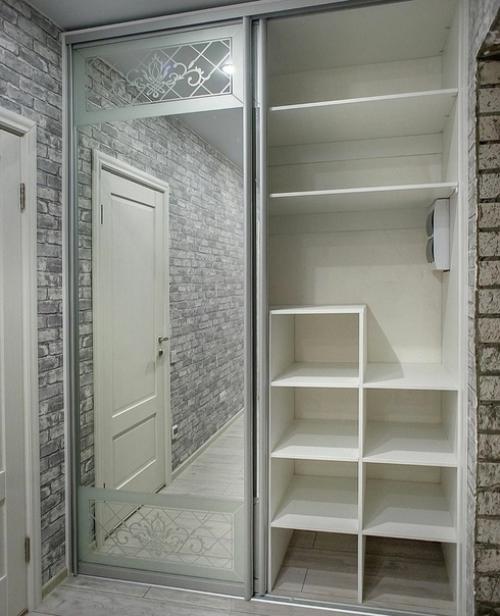 Очень интересный шкаф, одна сторона для вещей, а вторая как котельная и прачечная. 01