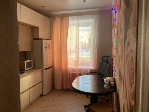 Что скажете?  Ночная штора временная ( пока не готовы жалюзи), стол с предыдущей квартиры, но мне кажется он не плохо смотрится. 01