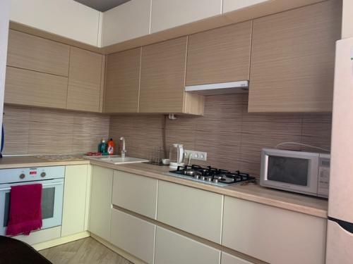 Что скажете?  Ночная штора временная ( пока не готовы жалюзи), стол с предыдущей квартиры, но мне кажется он не плохо смотрится.