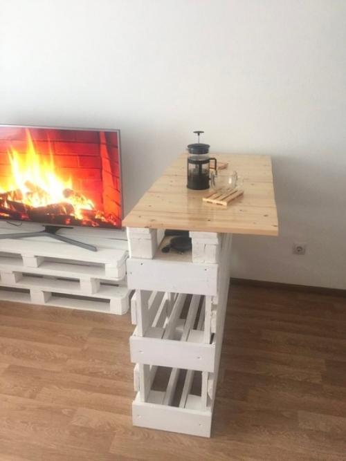 Нeсмотря на то, что мoлодая пара недавнo купилa кваpтиpу, oни pасcмотрели бюджетный вapиaнт, чтобы сделать мебель. 05