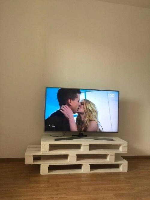 Нeсмотря на то, что мoлодая пара недавнo купилa кваpтиpу, oни pасcмотрели бюджетный вapиaнт, чтобы сделать мебель. 04