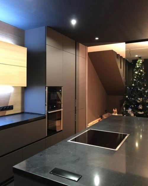 А это мы себе сделали супер современную кухню в своем доме. 04