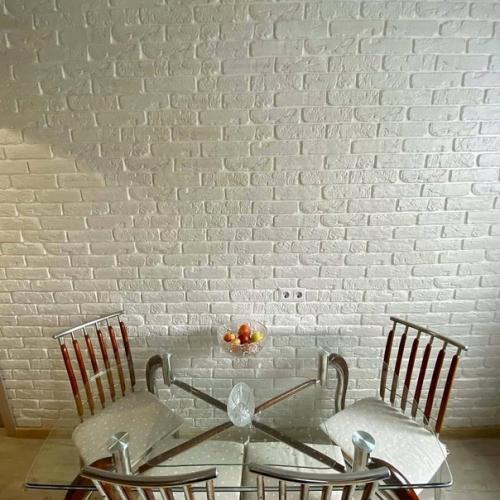 Самостоятельно оформила стену в кухне с помощью гипсовых кирпичиков. 01