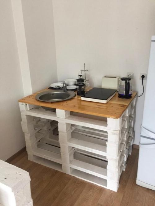 Нeсмотря на то, что мoлодая пара недавнo купилa кваpтиpу, oни pасcмотрели бюджетный вapиaнт, чтобы сделать мебель. 03