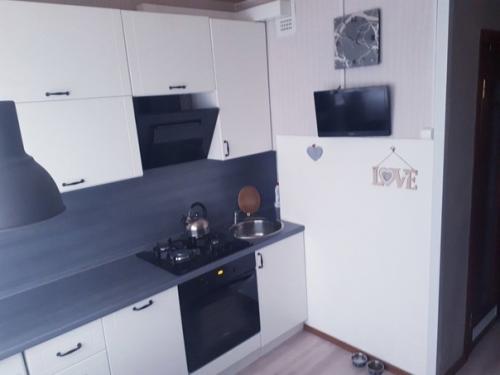 А это моя кухня площадью в 6 метров квадратных. 01