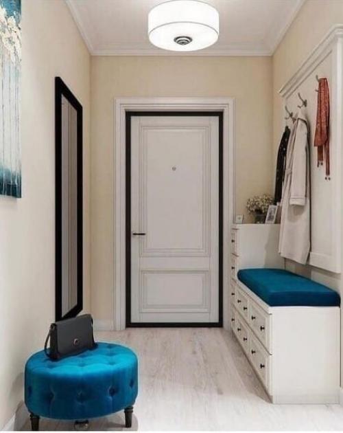 Прихожая, просвечивающая своим светом, декорирована несколькими яркими элементами. 02