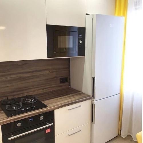 Интерьер моей кухни, который мы решили разбавить немного желтым цветом, это занавески и стулья. 04