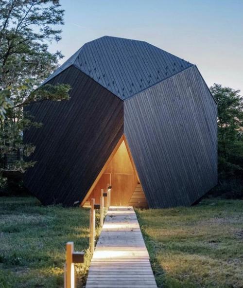 Дом с необычной архитектурой предлагает невероятно красивые пейзажи, раскрывающиеся за окнами. 03