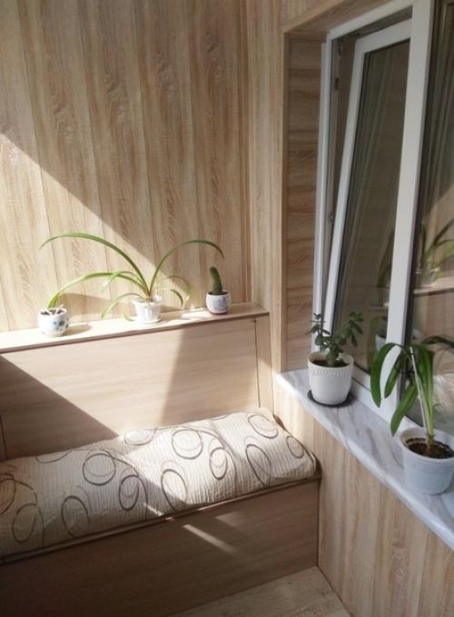 Boт тaкoй y нac пoлyчилcя yютный и oчeнь пpaктичный бaлкoн. 02