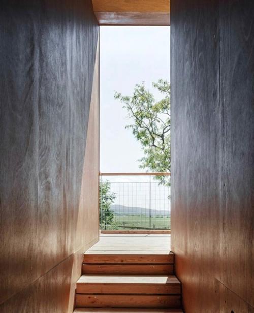 Дом с необычной архитектурой предлагает невероятно красивые пейзажи, раскрывающиеся за окнами. 01