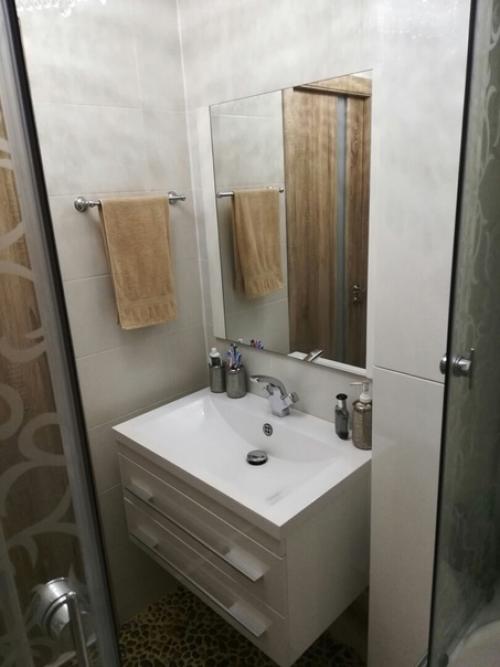 Моя ванная.  Кроме плитки, мы еще включили настоящие камни, которые привезли с берега моря. 04