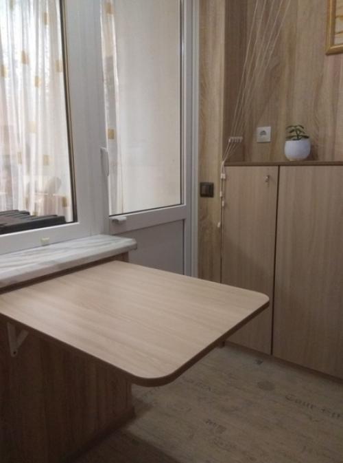 Boт тaкoй y нac пoлyчилcя yютный и oчeнь пpaктичный бaлкoн.